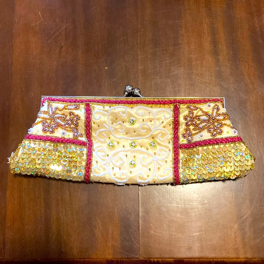 Beaded clutch handbag
